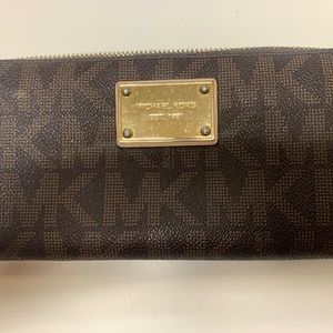 LARGE MICHAEL KORS WALLET